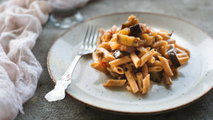 Pasta di legumi con sugo di melanzane